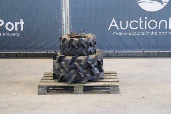 Compact John Deere B7000 Diesel Tractor with Extra Wheels John Deere B7000 2 image 6