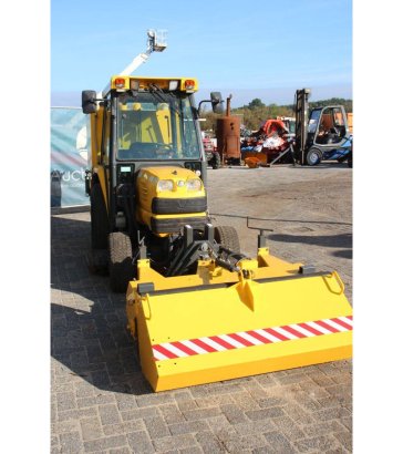 Mini tractor Kubota STV40 Diesel 2006 with sweeping brush Version STV40 2006 2 image 6