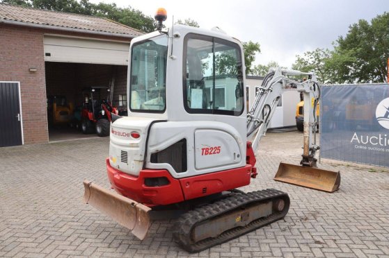 Mini excavator Takeuchi TB225 Diesel 16.5kW 2018 TB225 2018 2 image 6