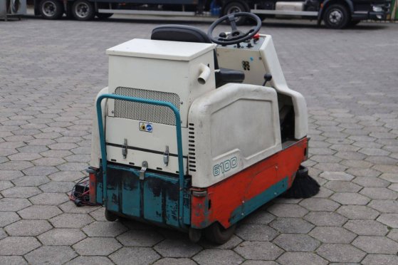 Tennant 6100 Electric Sweeper 2017 TENNANT 6100 2017 2 image 6