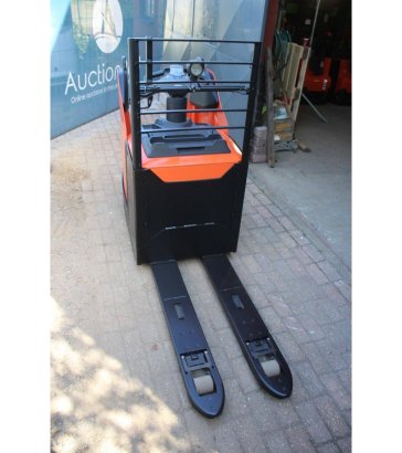 Toyota LPE220 Electric Pallet Truck 2200kg 2021 LPE220 2021 2 Pallet trucks image 6