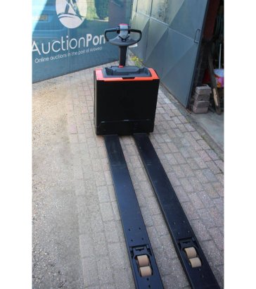 Toyota LWE200 Electric Pallet Truck 2000kg 2023 LWE200 2023 2 Pallet trucks image 6