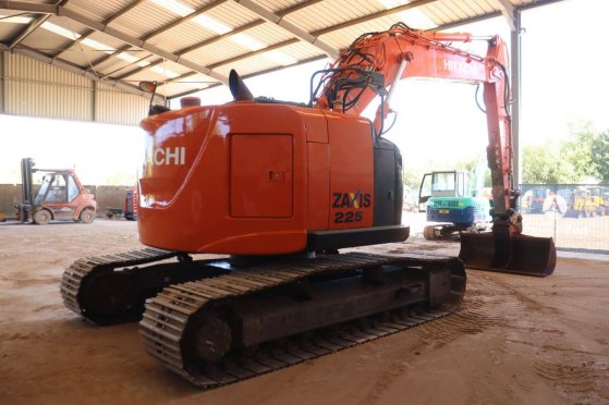 Crawler excavator Hitachi ZAXIS 225USLC-5B Diesel 122kW 2015 ZAXIS 225USLC-5B 2015 2 Crawler Excavators image 6