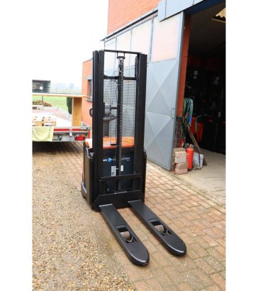 Stacker BT SWE120 Electric 1200kg 2.9m 2016 BT SWE120 2016 2 image 6