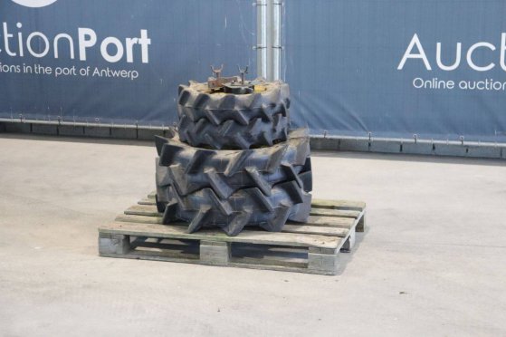 Compact John Deere B7000 Diesel Tractor with Extra Wheels John Deere B7000 2 image 7