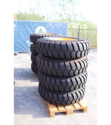 Batch of Nokian 11.00-20 tires with rims, 8 pieces Kia 2 Flatbed open trailers image 7