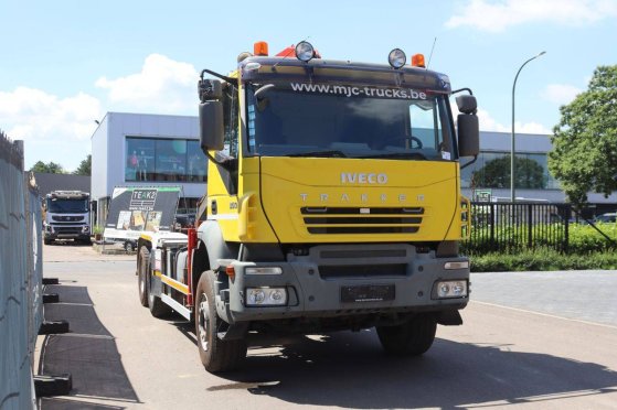 Crane truck Iveco Trakker 350 6x4 Diesel 2006 Trakker 350 6x4 HOOKLIFT + CRANE FASSI F120.22 (5/6 F) 2006 2 Crane trucks i...