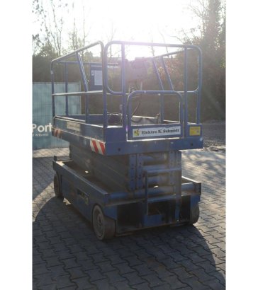 UpRight Electric Scissor Lift UpRight 2 Scissor Lifts image 7