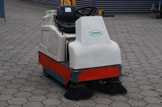 Tennant 6100 Electric Sweeper 2017 TENNANT 6100 2017 2 image 7