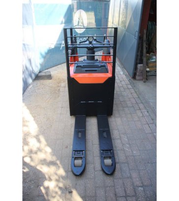 Toyota LPE220 Electric Pallet Truck 2200kg 2021 LPE220 2021 2 Pallet trucks image 7