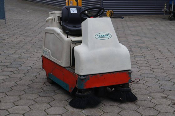 Tennant 6100 Electric Sweeper 2017 TENNANT 6100 2017 2 image 7
