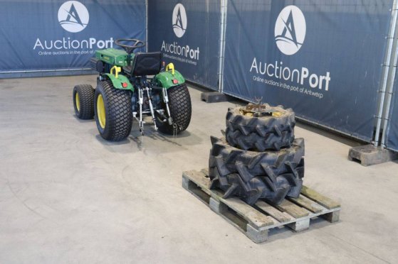 Compact John Deere B7000 Diesel Tractor with Extra Wheels John Deere B7000 2 image 8