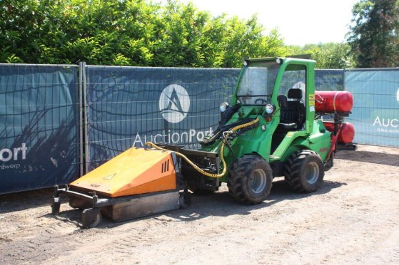Avant M635 Diesel Articulated Loader 2010 with Attachment M635 2010 2 Wheel Loaders image 8