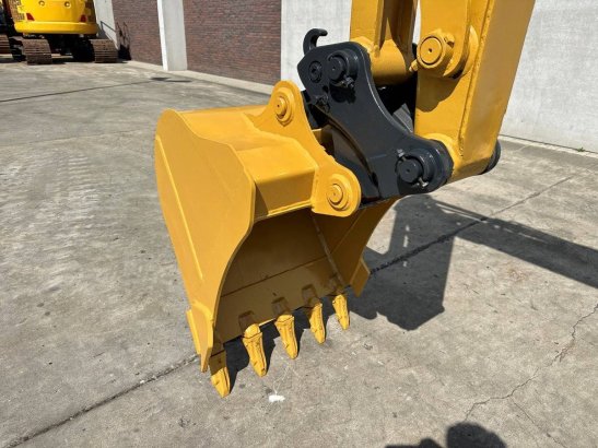 Midi excavator Caterpillar 305.5E2 Diesel 2018 305.5E2 2018 2 Crawler Excavators image 8