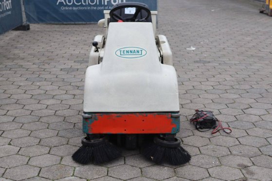 Tennant 6100 Electric Sweeper 2017 TENNANT 6100 2017 2 image 8