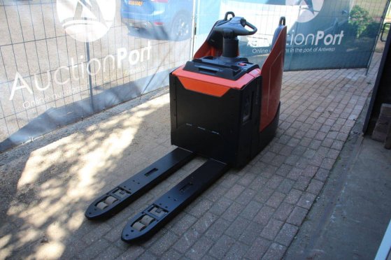 Toyota LPE200 Electric Pallet Truck 2000kg 2020 LPE200 2020 2 Pallet trucks image 8