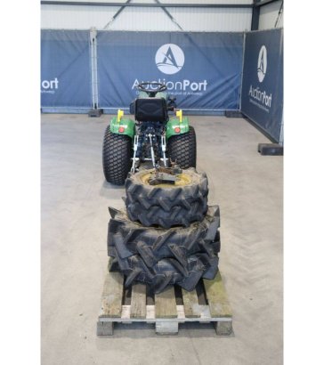 Compact John Deere B7000 Diesel Tractor with Extra Wheels John Deere B7000 2 image 9