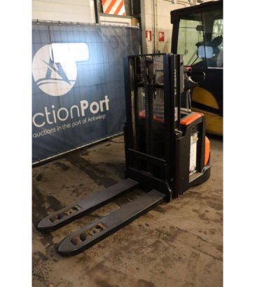 Stacker BT SWE200D Electric 2000kg 2013 BT SWE200D 2013 2 image 9