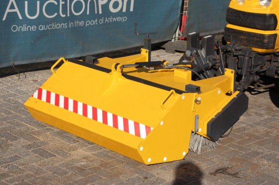 Mini tractor Kubota STV40 Diesel 2006 with sweeping brush Version STV40 2006 2 image 9