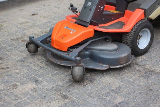 Husqvarna R 418Ts AWD Petrol Ride-on Mower (Margin) R 418Ts AWD 2014 2 image 9