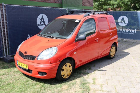 Toyota Yaris Verso 1.3 Van ATM Petrol 86hp 2003 van Yaris Verso 1.3 Van ATM 2003 2 Closed vans image 9