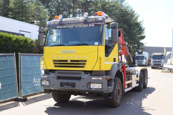 Crane truck Iveco Trakker 350 6x4 Diesel 2006 Trakker 350 6x4 HOOKLIFT + CRANE FASSI F120.22 (5/6 F) 2006 2 Crane trucks i...
