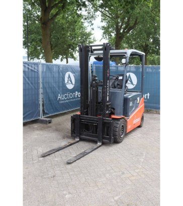 Toyota 8FBMT30 Electric Forklift 3000kg 2013 8FBMT30 2013 2 Forklift image 9