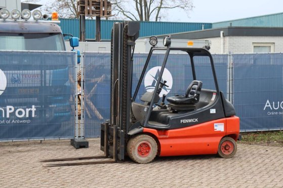 Linde E30-01 Electric Forklift 3000kg 5.2m 1997 E30-01 1997 2 Forklift image 9