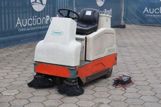 Tennant 6100 Electric Sweeper 2017 TENNANT 6100 2017 2 image 9