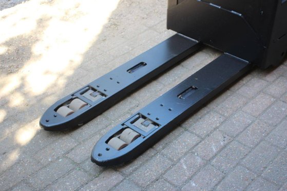 Toyota LPE200 Electric Pallet Truck 2000kg 2020 LPE200 2020 2 Pallet trucks image 9