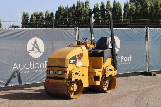 Tandem vibratory roller Caterpillar CB1.7 Diesel 18.4kW 2018 CB1.7 2018 2 image 9