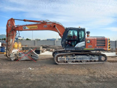 Hitachi ZX220 LC (Abu Dhabi)
