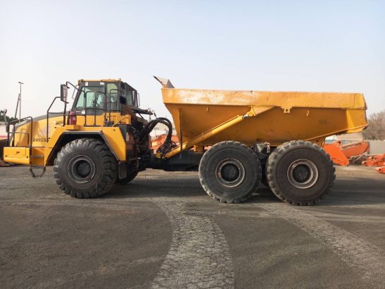 Komatsu HM400-3R (4 pcs available in Abu Dhabi) HM400-3R (4 pcs available in Abu Dhabi) 2017 2 Articulated Dump Trucks ima...