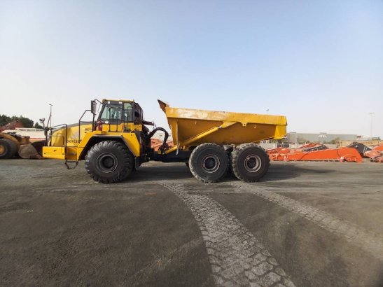 Komatsu HM400-3R (4 pcs available in Abu Dhabi) HM400-3R (4 pcs available in Abu Dhabi) 2017 2 Articulated Dump Trucks ima...