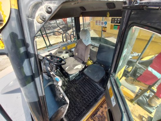 Komatsu HM400-3R (4 pcs available in Abu Dhabi) HM400-3R (4 pcs available in Abu Dhabi) 2017 2 Articulated Dump Trucks ima...