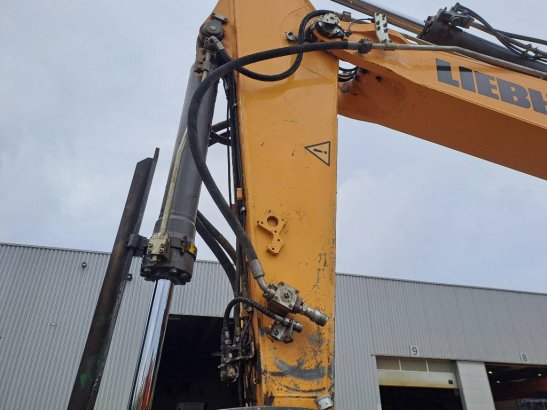 Liebherr R946LC R946LC 2018 2 Crawler Excavators image 8