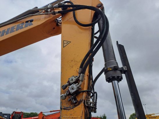 Liebherr R946LC R946LC 2018 2 Crawler Excavators image 9