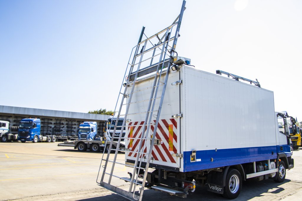 IVECO EUROCARGO 90E18- E5 +Porte-bagages réglable image