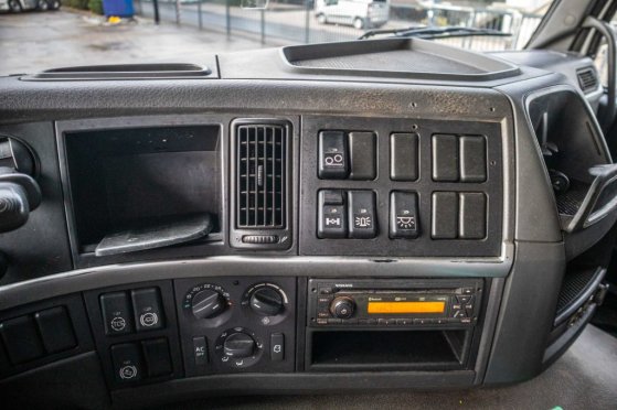 VOLVO FM 330-6x2-E5+10 pneus/tires+intarder FM 330-6x2-E5+10 pneus/tires+intarder 2010 2 image 86