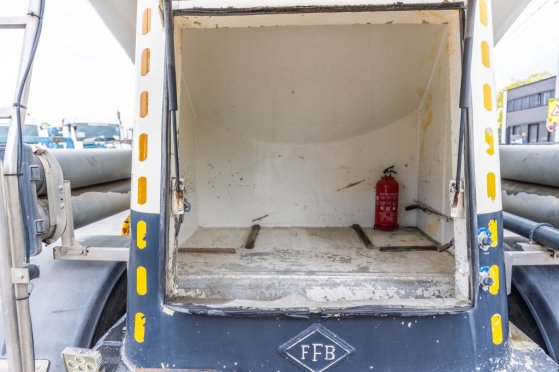 FELDBINDER EUT 40.3- 40.000 L CEMENT/CIMENT/ZEMENT Feldbinder EUT 40.3- 40.000 L CEMENT/CIMENT/ZEMENT 2011 2 Tanker semi t...
