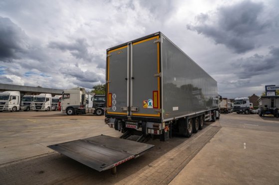 CHEREAU CHEREAU+CARRIER 1950 MT+DHOLLANDIA 2.5T Chereau CHEREAU+CARRIER 1950 MT+DHOLLANDIA 2.5T 2015 2 Refrigerated semi t...