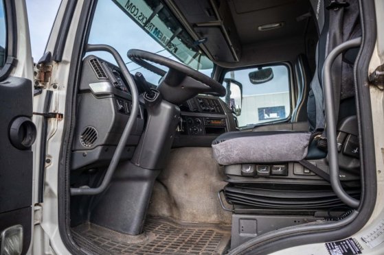 VOLVO FM 330-6x2-E5+10 pneus/tires+intarder FM 330-6x2-E5+10 pneus/tires+intarder 2010 2 image 68