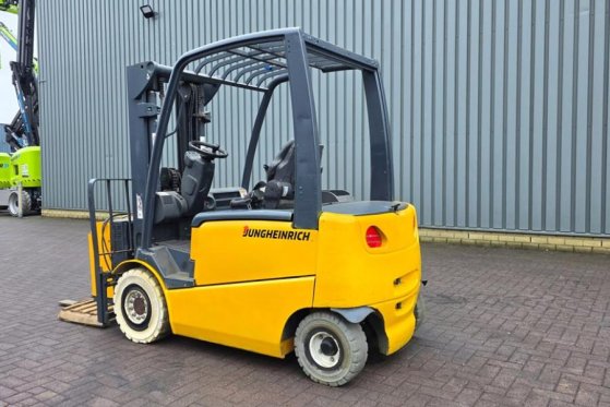Jungheinrich EFG425K Electric, 2500kg Capacity, Lifting Height EFG425K Electric, 2500kg Capacity, Lifting Height 2009 2 Fo...