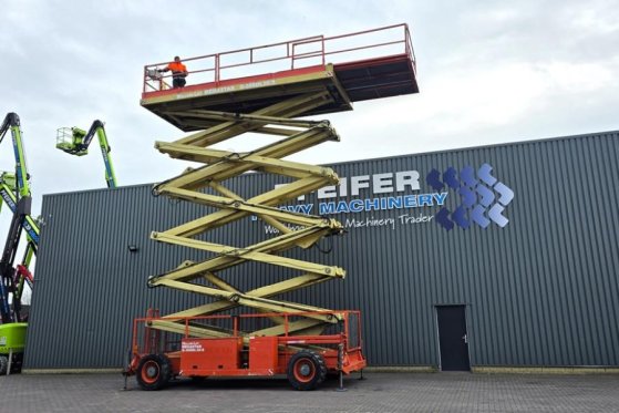 Holland Lift G-300DL30/S Diesel, 4x4x4 Drive, 33.5m Working Hei Holland lift G-300DL30/S Diesel, 4x4x4 Drive, 33.5m Workin...