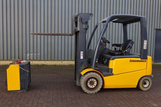 Jungheinrich EFG425K Electric, 2500kg Capacity, Lifting Height EFG425K Electric, 2500kg Capacity, Lifting Height 2009 2 Fo...
