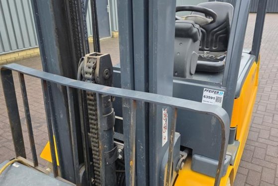 Jungheinrich EFG425K Electric, 2500kg Capacity, Lifting Height EFG425K Electric, 2500kg Capacity, Lifting Height 2009 2 Fo...