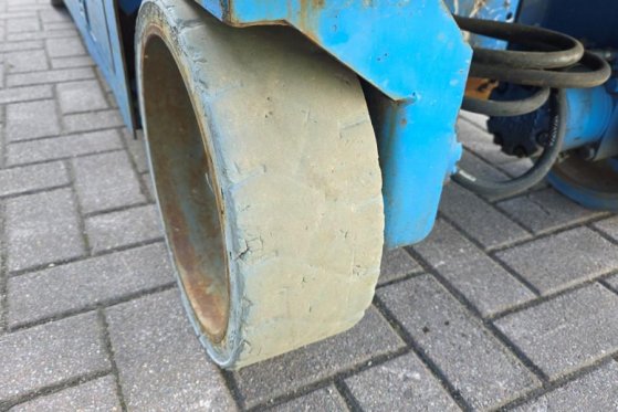 Genie GS2632 Electric, 10m Working Height, Non Marking T GS2632 Electric, 10m Working Height, Non Marking T 2011 2 Scissor...