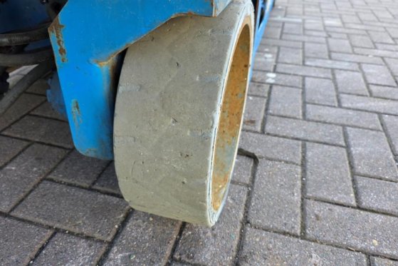 Genie GS2632 Electric, 10m Working Height, Non Marking T GS2632 Electric, 10m Working Height, Non Marking T 2011 2 Scissor...