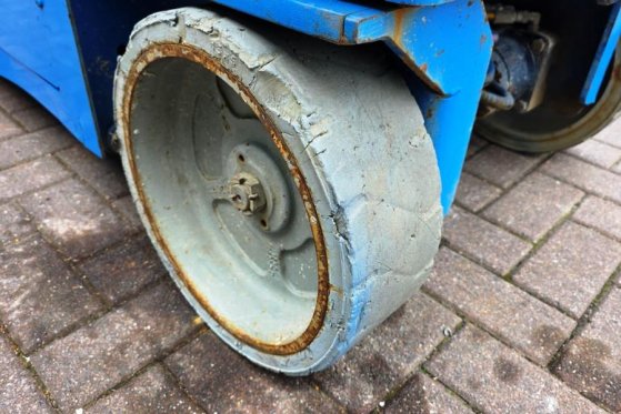 Genie GS2632 Electric, 10m Working Height, Non Marking T GS2632 Electric, 10m Working Height, Non Marking T 2013 2 Scissor...