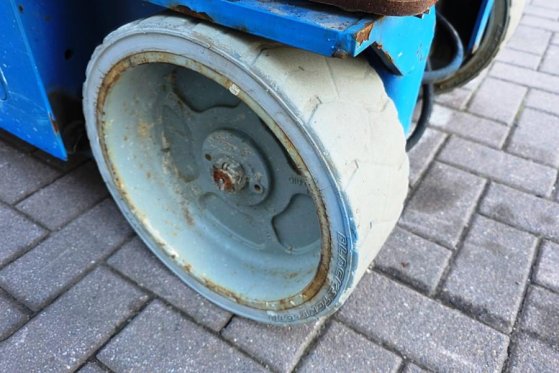 Genie GS2632 Electric, 10m Working Height, Non Marking T GS2632 Electric, 10m Working Height, Non Marking T 2015 2 Scissor...